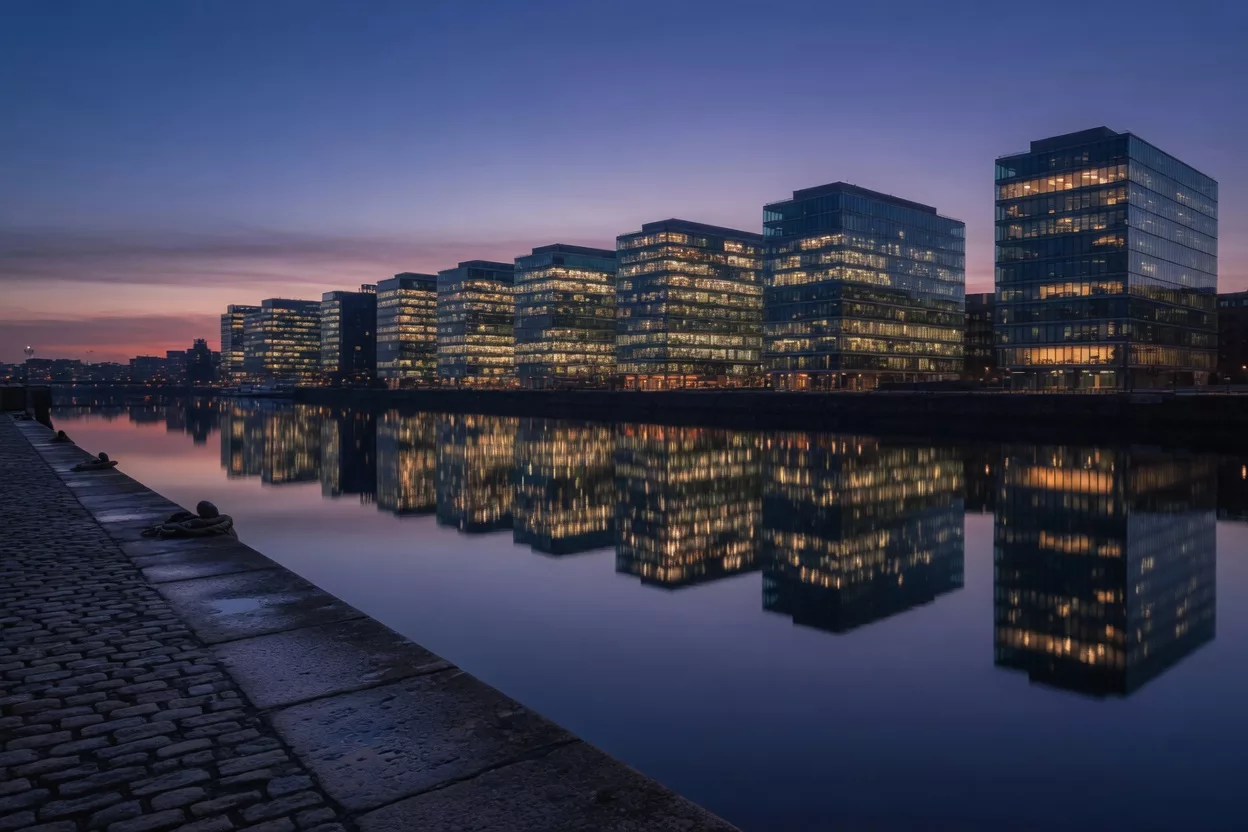 Tours de bureaux au bord de l’eau, à la tombée du jour
